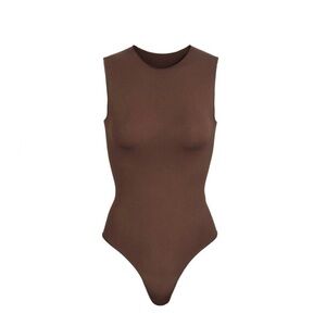 SKIMS - ESSENTIAL CREW NECK SLEEVELESS BODYSUIT - COCOA - XXS/XS